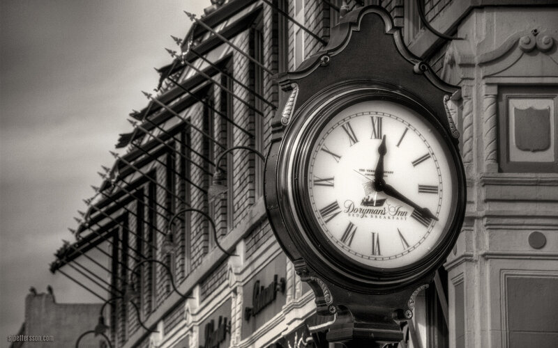 Dorymans Inn clock on building