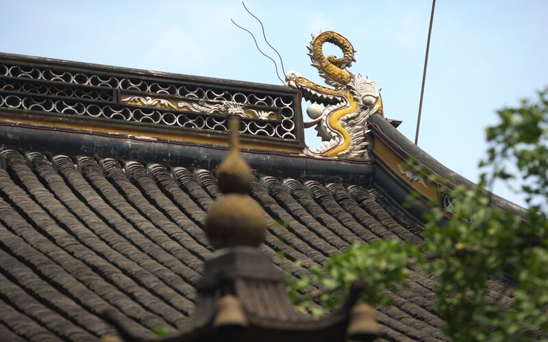 Dragon Roof Ornament — Gray, Serene