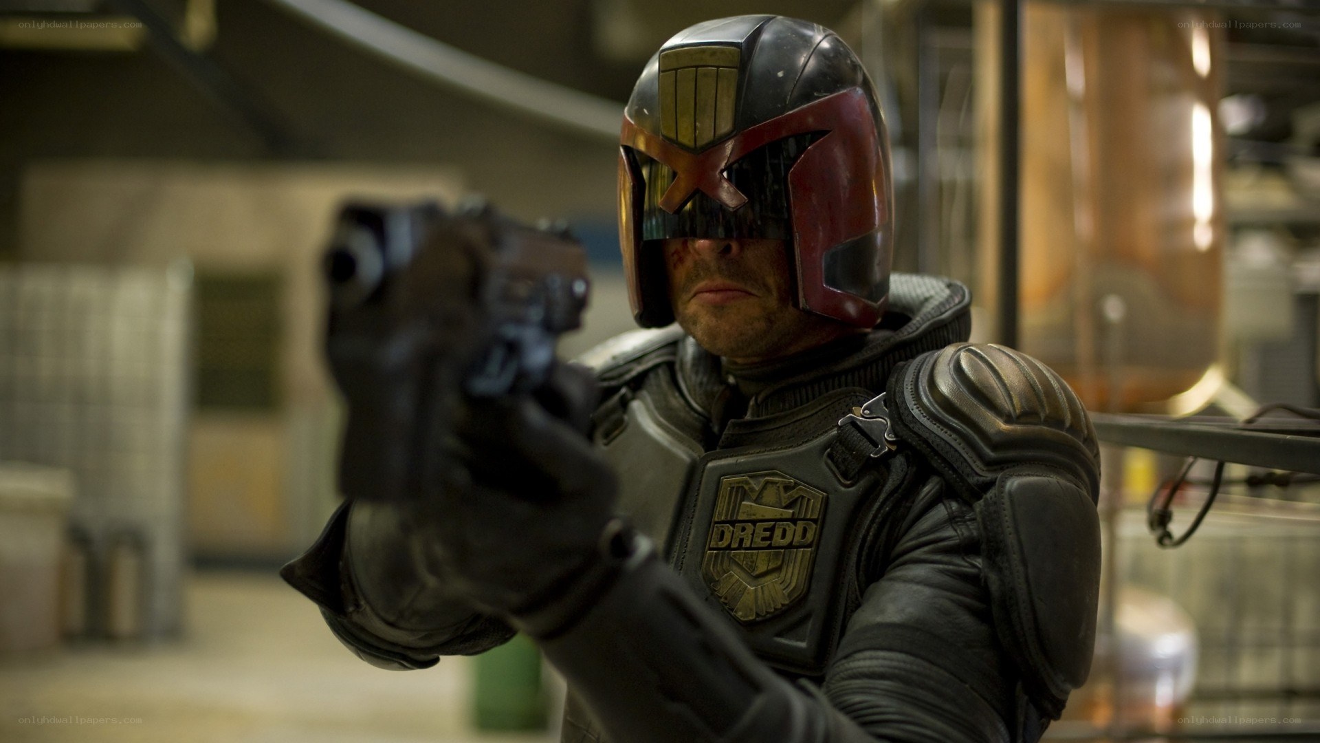 Dredd aiming a gun
