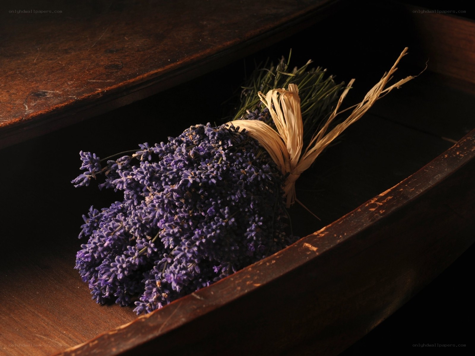 dried lavender in wooden box