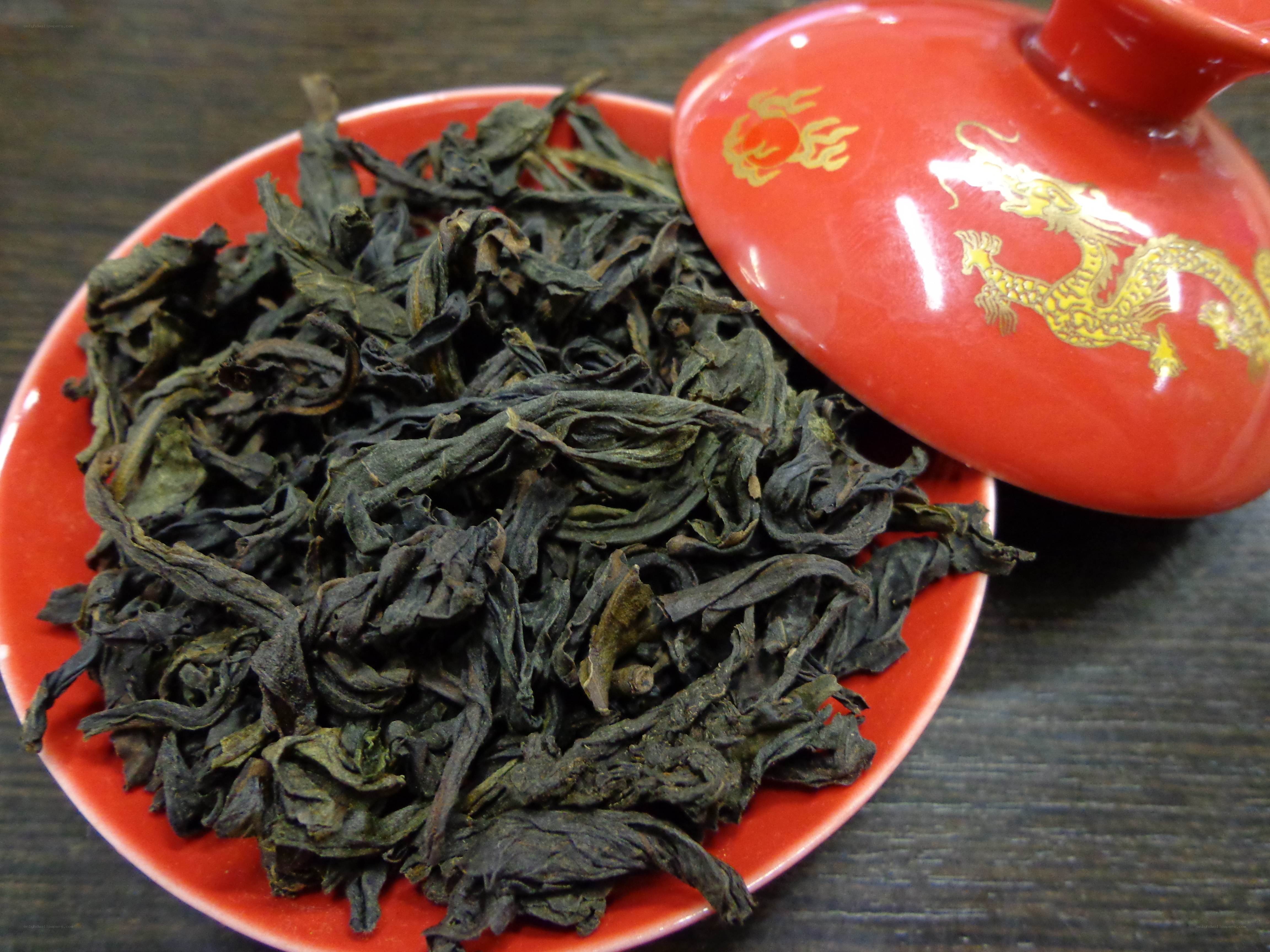 dried tea leaves in red bowl