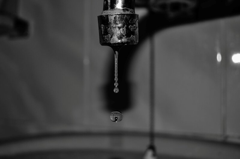 Dripping Faucet — Black, Calm