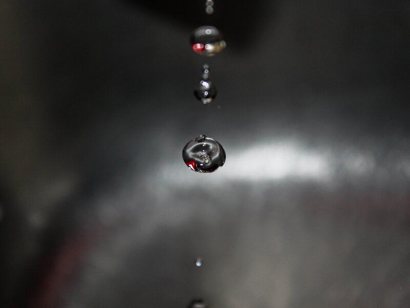 Droplets Falling in Dark