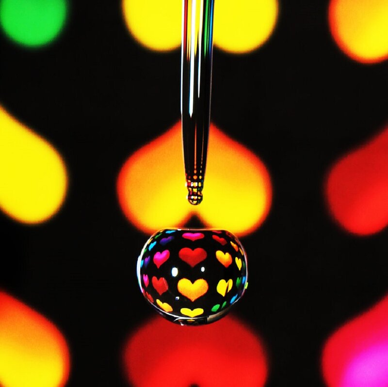 Dropper with Heart-patterned Droplet