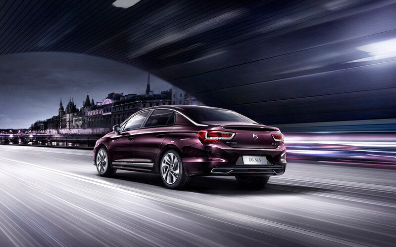DS 5LS in motion at night