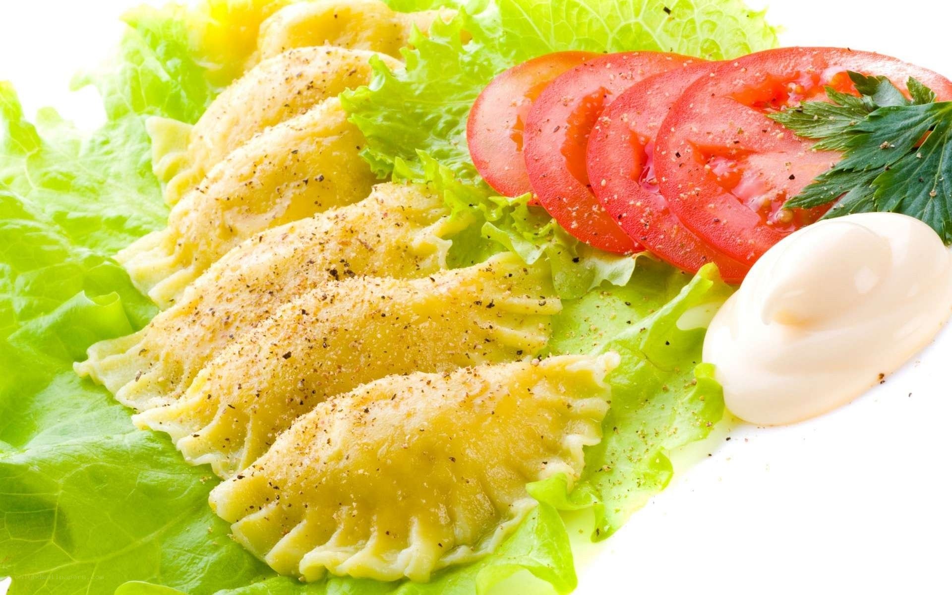 Dumplings with tomato and lettuce