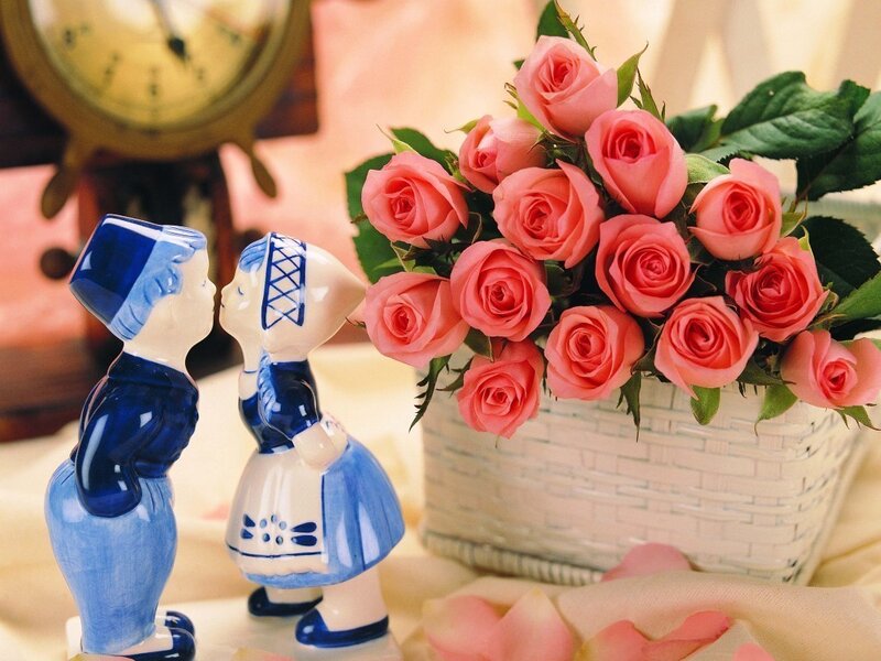 Dutch figurines with roses
