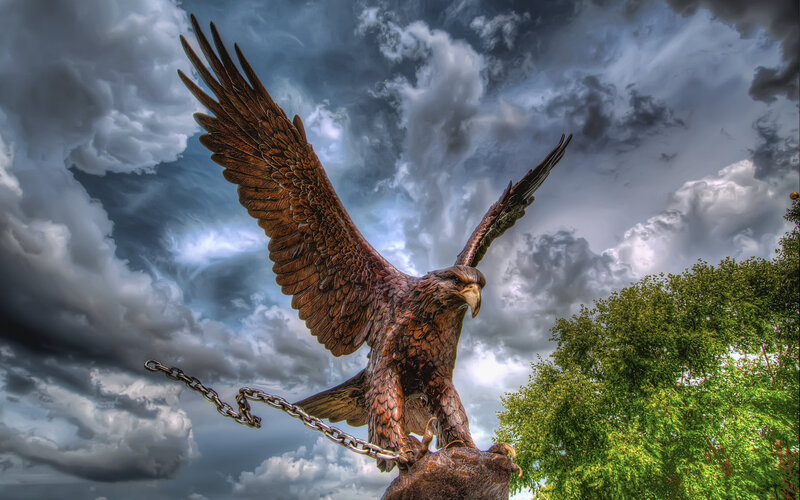 Eagle Statue with Chain — Brown