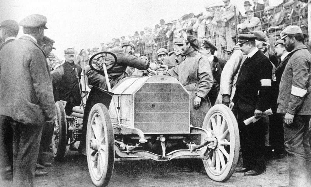 Early 20th-century car race