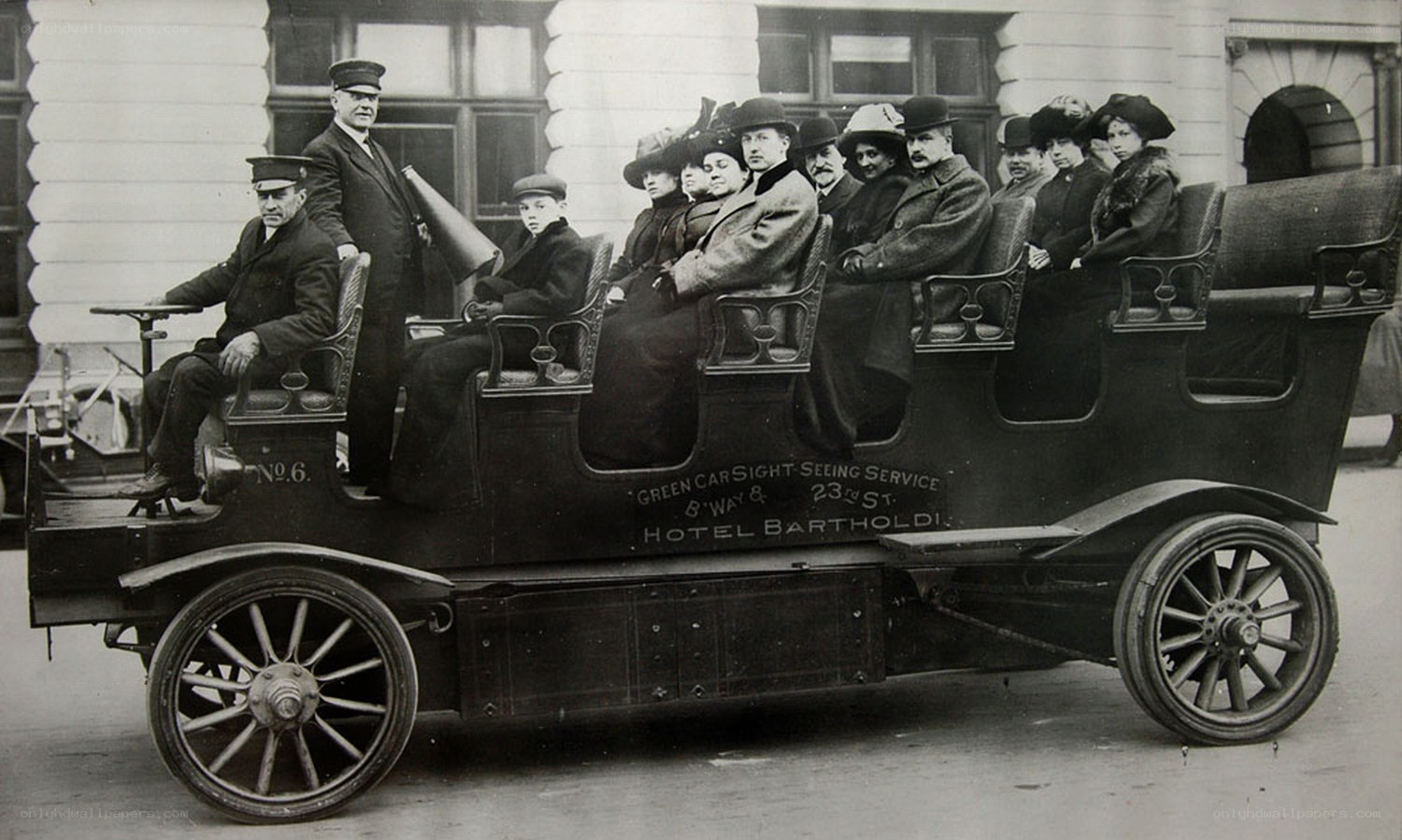 Early 20th-century sightseeing car