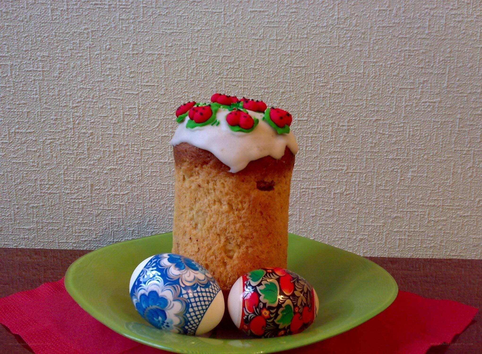 Easter bread and decorated eggs