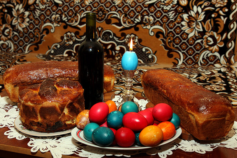 Easter Bread and Eggs — Brown, Festive