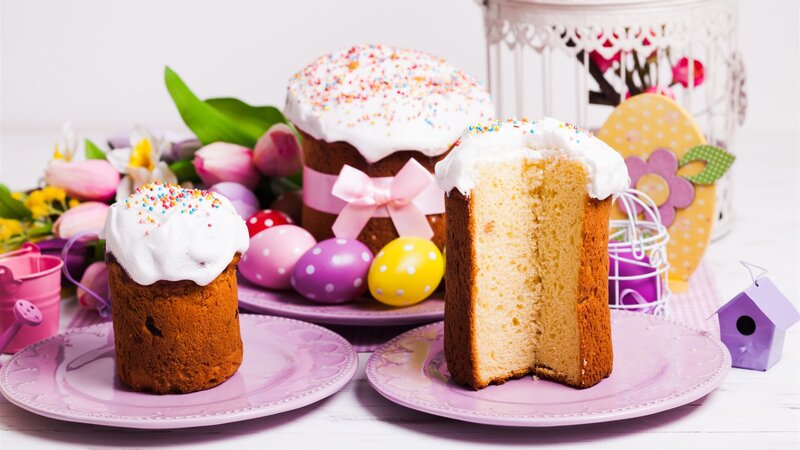 Easter Cakes on Plates — Pink