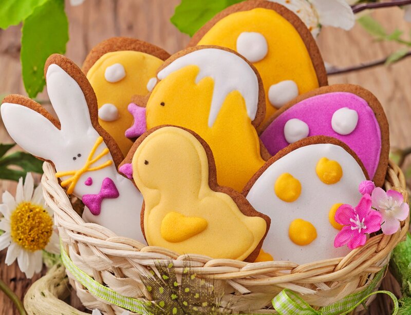 Easter Cookies in Basket — Yellow