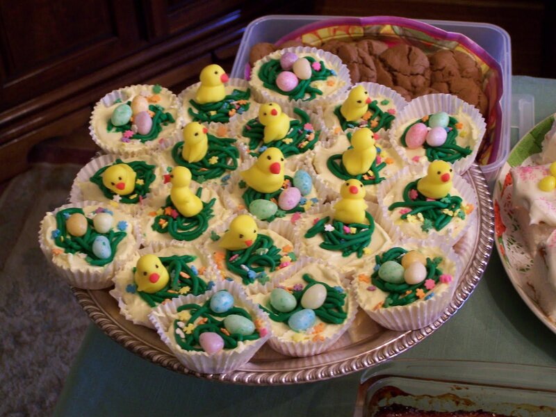 Easter Cupcakes on Tray — Yellow