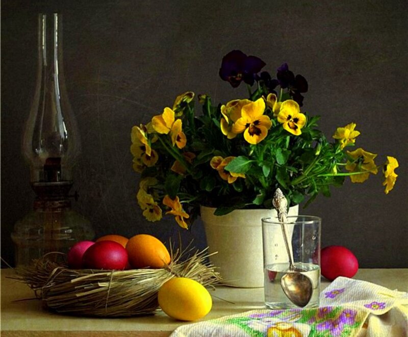 Easter Eggs and Flowers — Yellow, Calm
