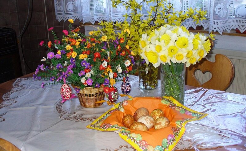 Easter table with flowers and eggs