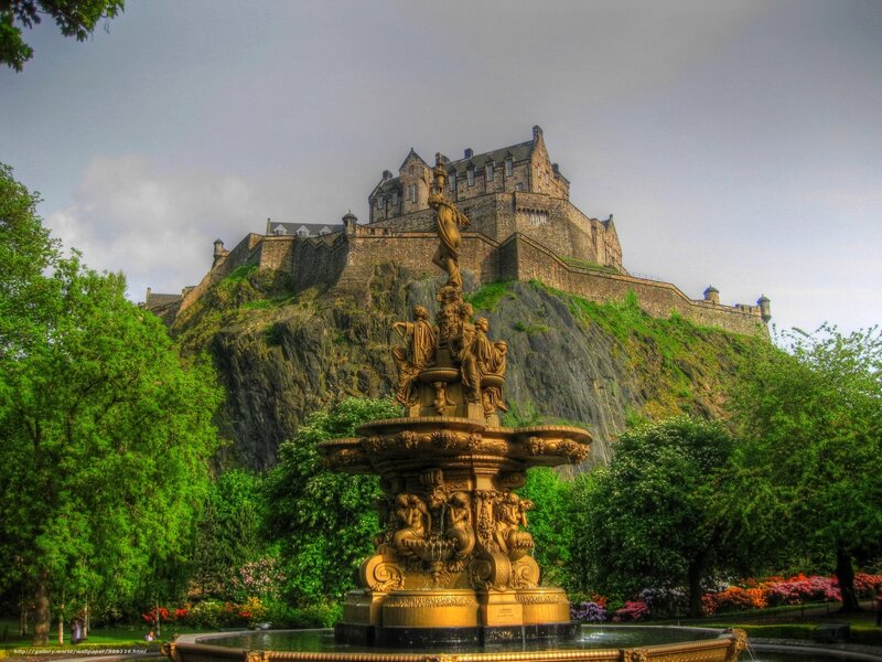 Edinburgh Castle and fountain