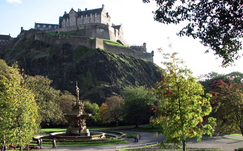 Edinburgh Castle and fountain
