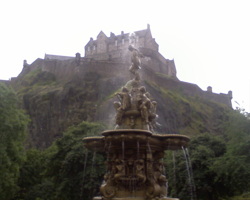 Edinburgh Castle and Fountain — Green