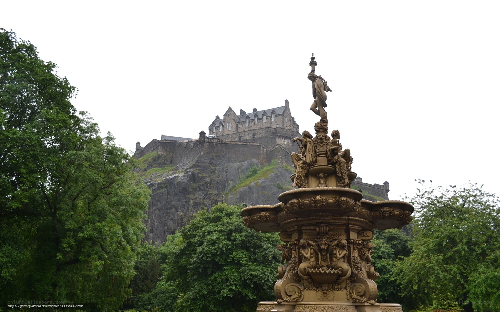 Edinburgh Castle and fountain
