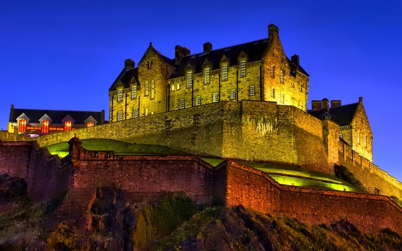 Edinburgh Castle at Night — Blue