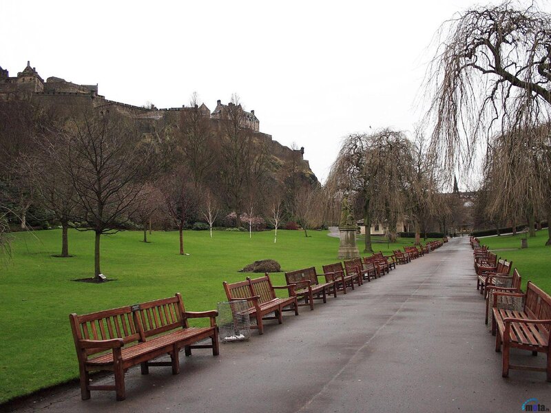 Edinburgh Castle View — Green, Serene