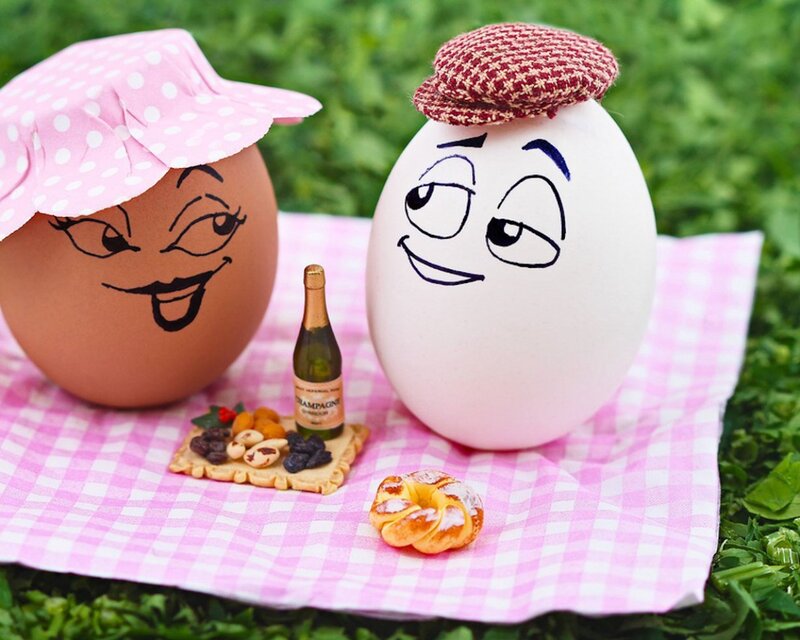 Egg couple on picnic
