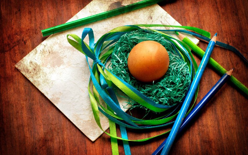 Egg in Nest with Ribbons — Green