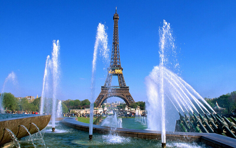 Eiffel Tower and Fountains — Blue, Bright