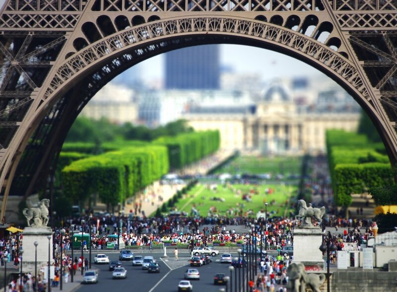 Eiffel Tower Arch View — Bustling