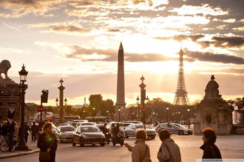 Eiffel Tower at Sunset — Gold
