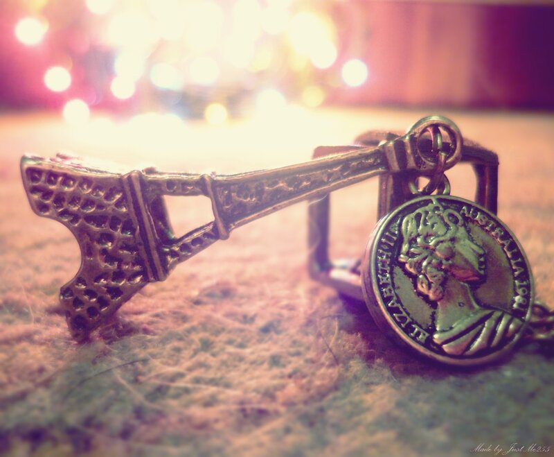 Eiffel Tower Charm — Gold