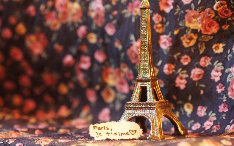 Eiffel Tower Figurine — Gold
