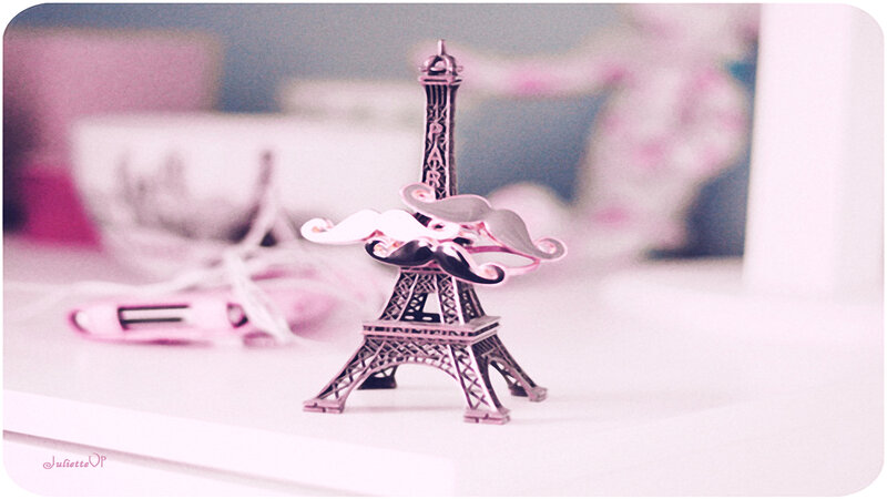 Eiffel Tower Figurine — Pink