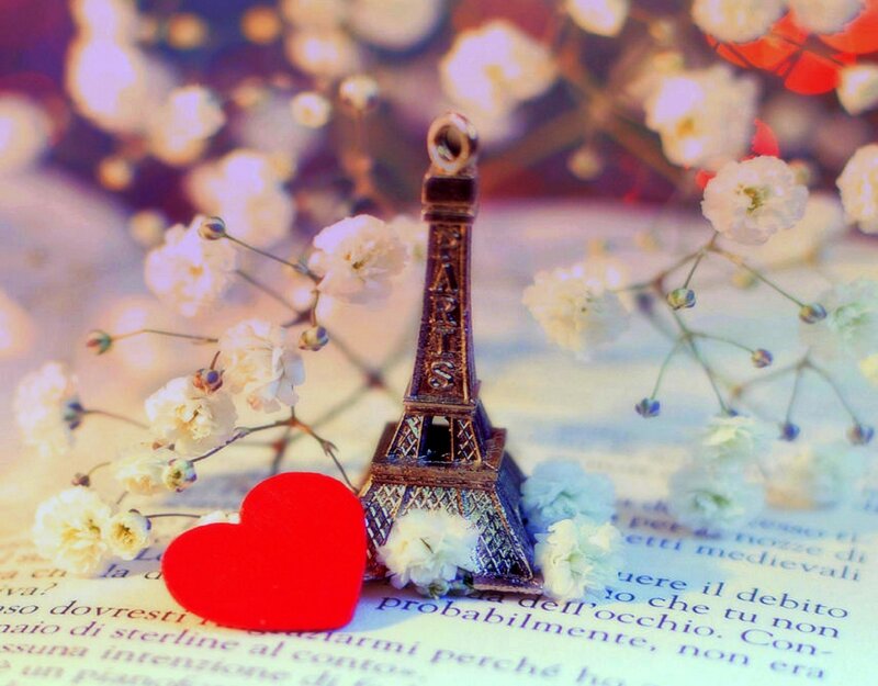 Eiffel Tower Figurine — Red