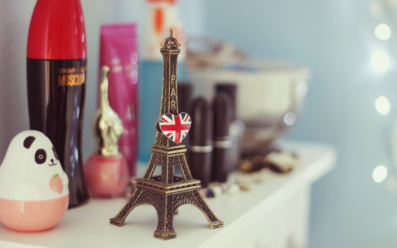 Eiffel Tower Figurine — White, Calm