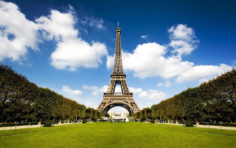 Eiffel Tower in Paris — Blue, Serene