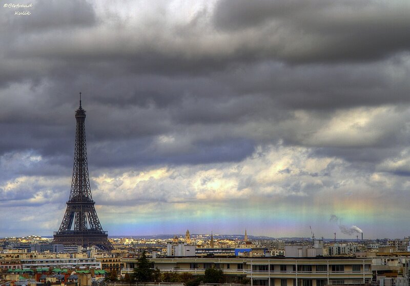 Eiffel Tower in Paris — Gray, Dramatic