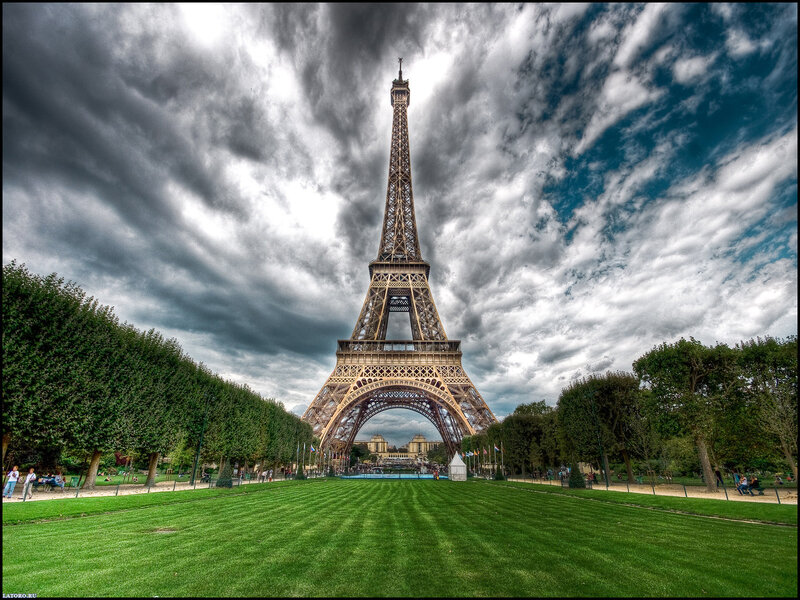 Eiffel Tower in Paris — Green, Dramatic