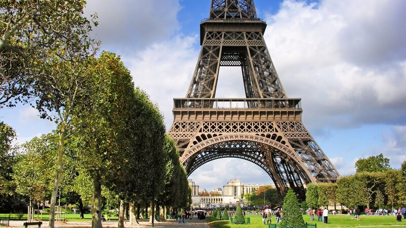 Eiffel Tower in Paris — Green, Outdoor