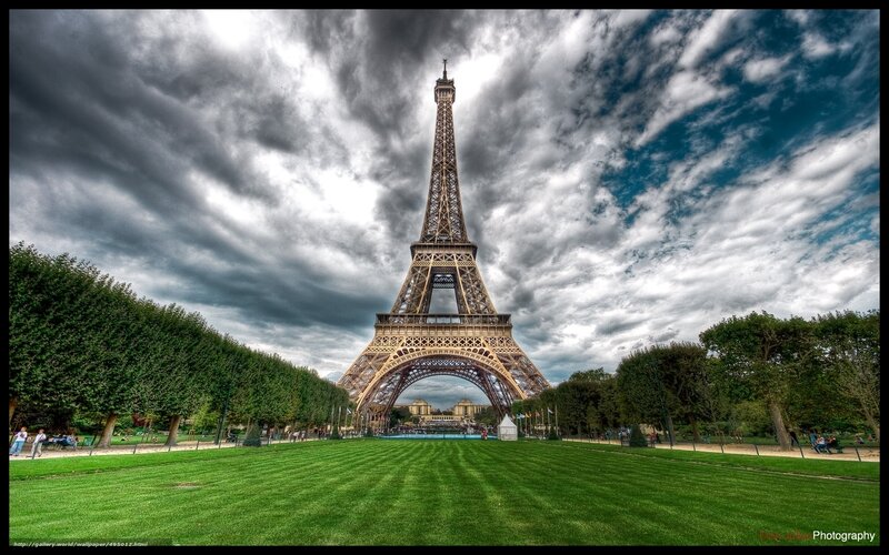 Eiffel Tower in Park — Green, Dramatic