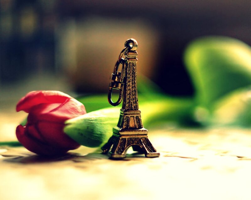 Eiffel Tower Keychain — Red, Calm