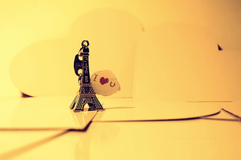 Eiffel Tower Keychain — Yellow