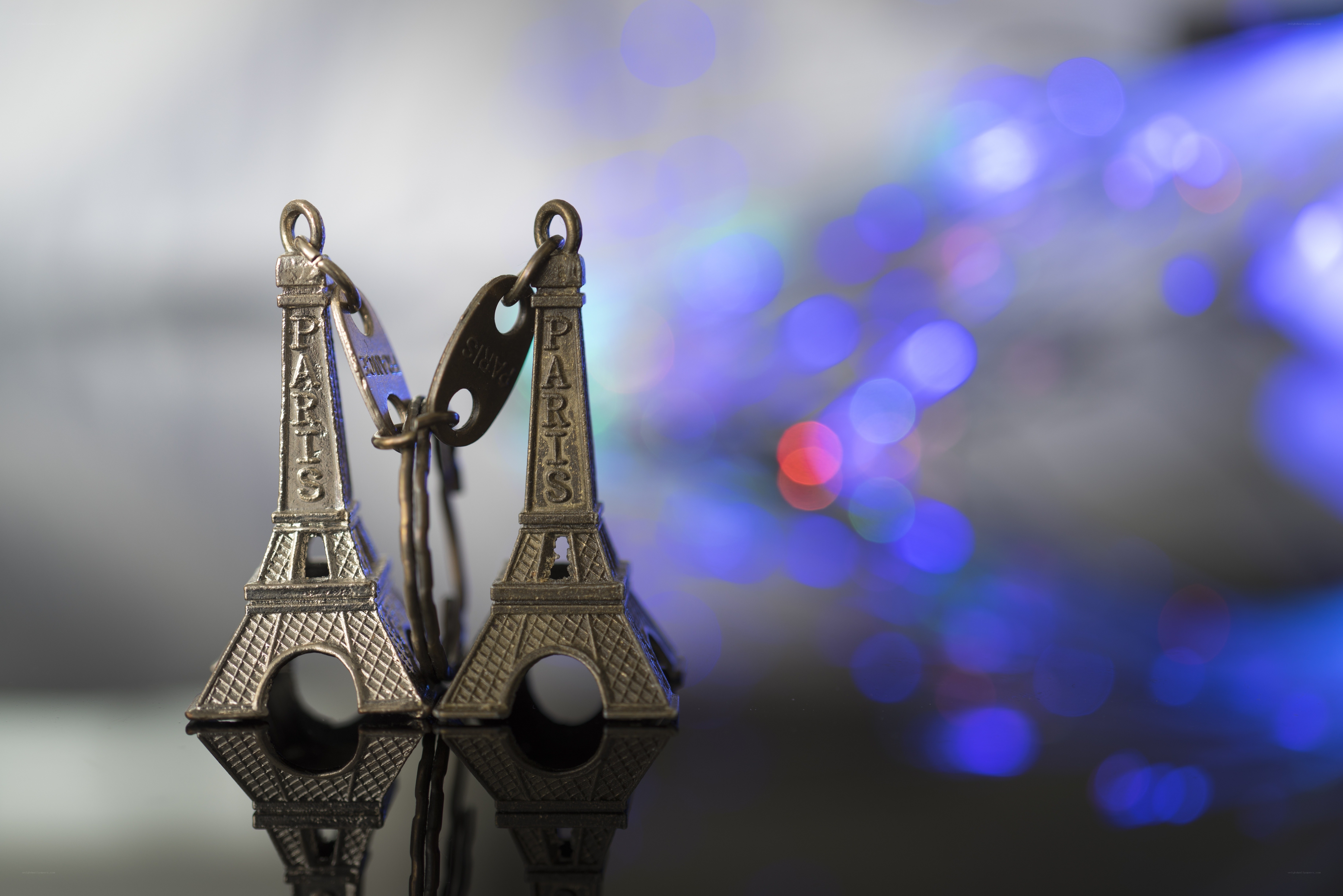 Eiffel Tower keychains with bokeh lights
