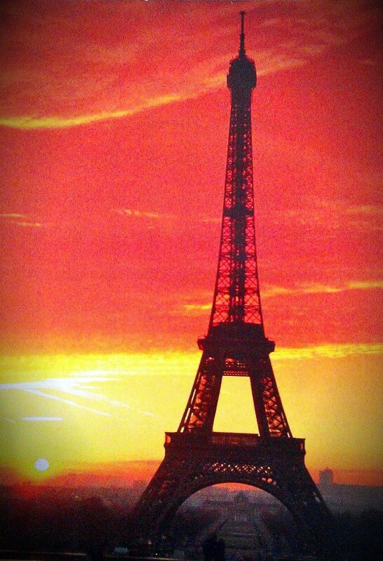 Eiffel Tower Silhouette — Red