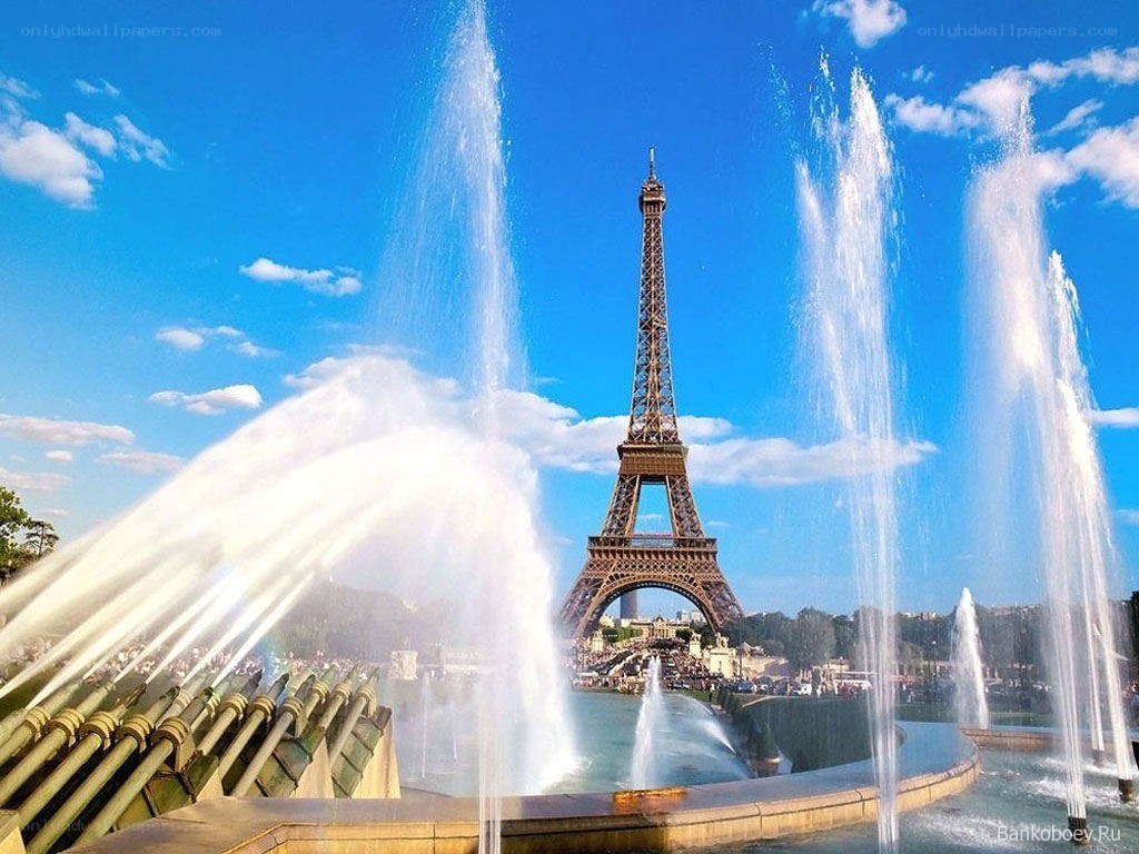 Eiffel Tower with fountains