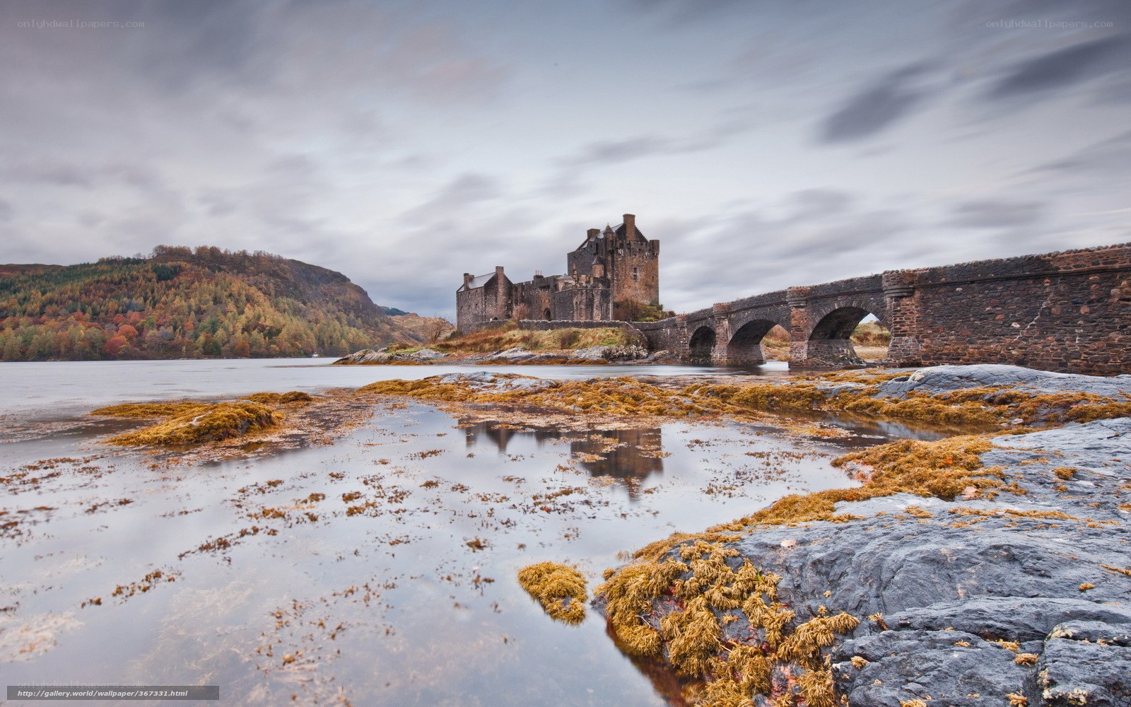 Eilean Donan Castle in autumn