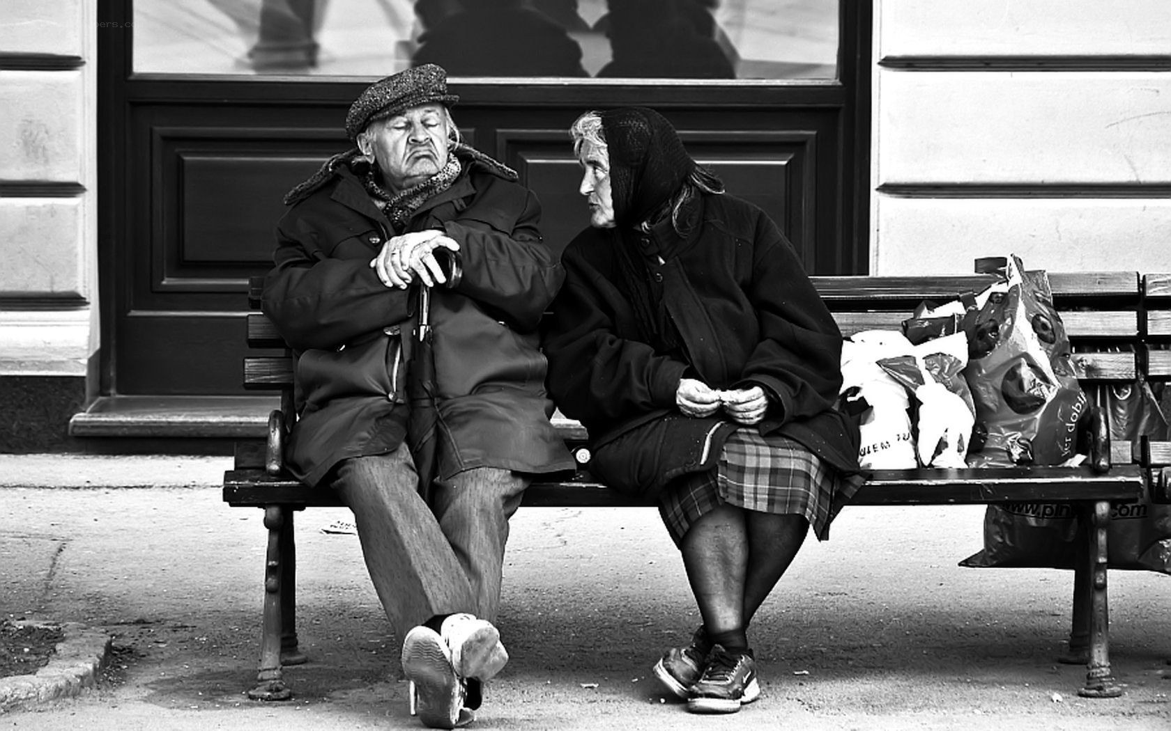 Elderly couple on a bench