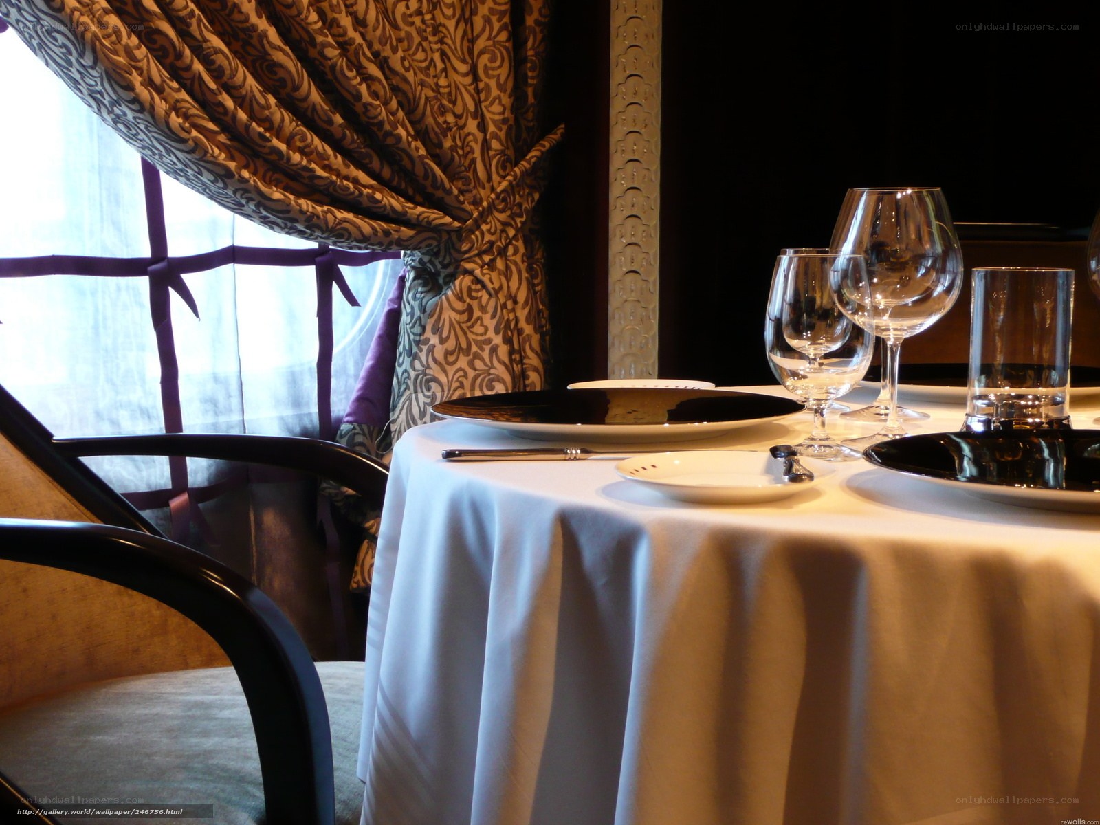 elegant restaurant table setting